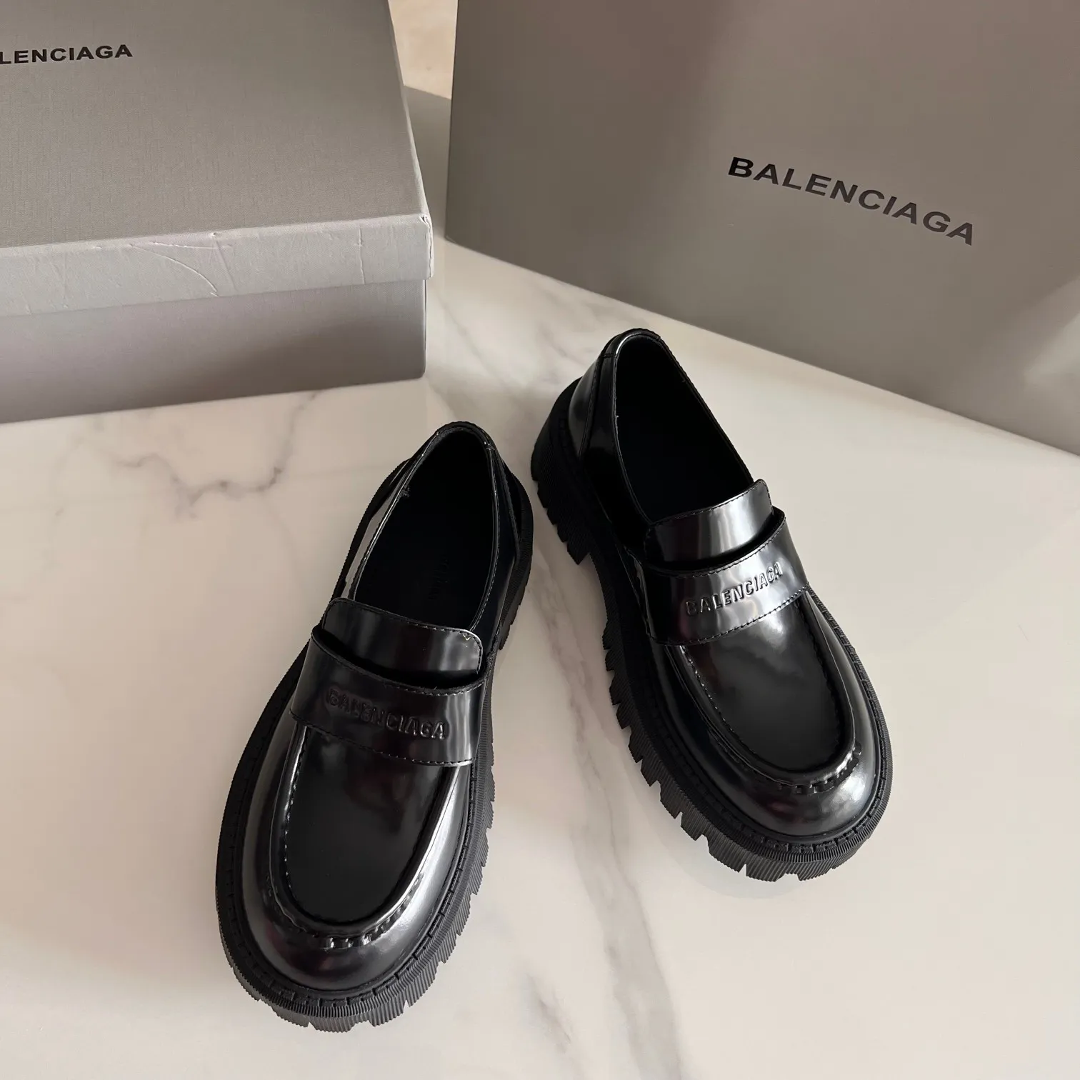 👟👟Ex-factory price 600👟👟 BALENCIAGA# Balenciaga's new big-toe derby shoes TRACTOR big-toe derby shoes loafers👞 Original medium-gloss open-edge beaded cowhide. Restrained and stylish. Matched with the brand logo on the shoe cover. The rhythm of closing your eyes. The lining and feet are made of black silk cowhide. The texture is soft and delicate. The gear-shaped rubber outsole is 5cm higher. Size: 35-40 (customization of 40 pieces is not returnable)
